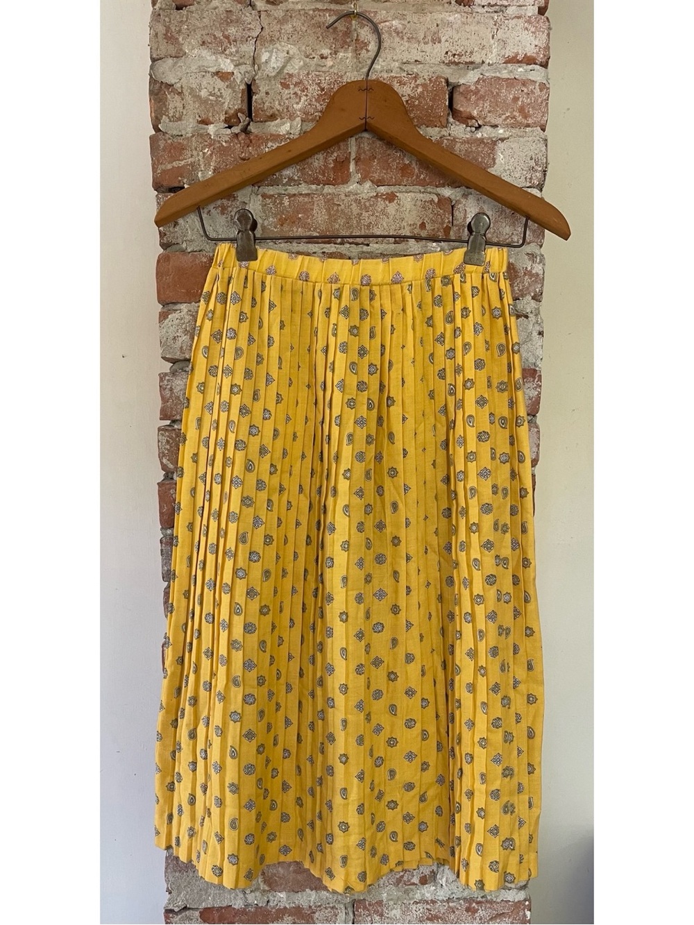 Pleated Yellow Midi Skirt with Paisley Motif